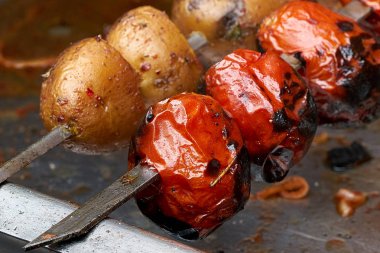 Izgara üzerinde şiş sebzeler, patates ve domateslerden vejetaryen şap Kebap