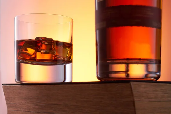 Régi divat whiskey a sziklákon egy üveg — Stock Fotó