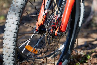 bisiklet fren diski ön tekerlek ön amortisör. kırmızı çerçeve