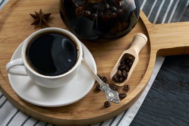 Kahve demleme yöntemi üzerine dökün. Sıcak su bir su ısıtıcısı dökülen kahve üzerine dökün yapma. kahve üzerine dökmek için bir sürahi, hafif ahşap yuvarlak tepside bir fincan kahve, bir kavanozda reçel, kahve gr