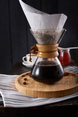 Kahve demleme yöntemi üzerine dökün. Sıcak su bir su ısıtıcısı dökülen kahve üzerine dökün yapma. kahve üzerine dökmek için bir sürahi, hafif ahşap yuvarlak tepside bir fincan kahve, bir kavanozda reçel, kahve gr