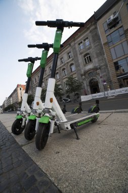 Berlin'de elektrikli scooter kiralama. Elektrikli scooter güneşli bir yaz gününde sokakta üst üste durmak. kaldırımda park elektrikli scooter