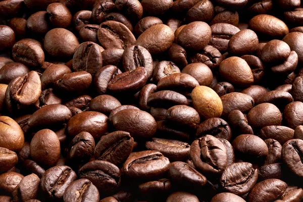 Fundo, textura de grãos de café torrado marrom, close-up — Fotografia de Stock