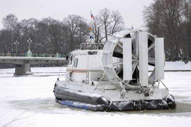 Tekne hovercraft üstünde beyaz buz kar kış.