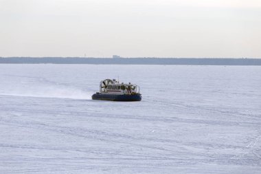 Tekne hovercraft üstünde beyaz buz kar kış.