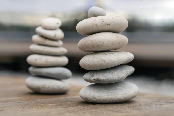 Piramidi di pietre contro il cielo. Concetto zen — Foto Stock