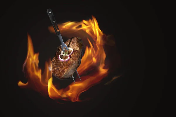 Rosemary Pepper ve tuzlu açık ateşte ızgara biftek ve tuzlu biftek. Barbekü ve yemek. Arka planda metin tasarımı ya da logotype menü restoranı için boş yer var. Yatay