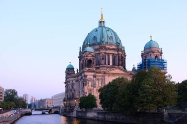 Pembe günbatımında Berlin Katedrali manzarası