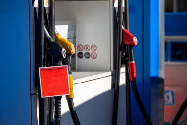 Benzin deposunu kopyalama uzayı ile dolduruyorum. Metin için boşluğu olan kırmızı kart