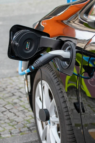 hybrid electric vehicle is charged by the battery from a power source