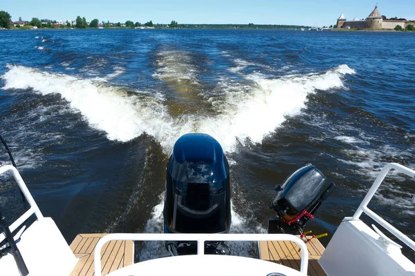 Boot Beweging Met Krachtige Motoren Het Achterschip Schuim Wake Achter — Stockfoto