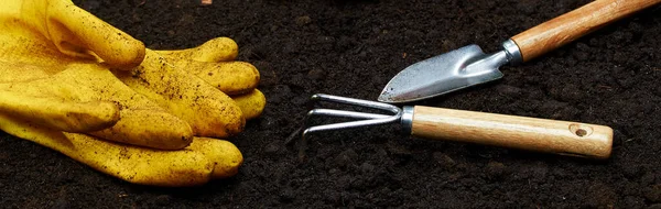地上的黄色手套和园艺工具 园艺或种植的概念 在春天的花园里干活 — 图库照片