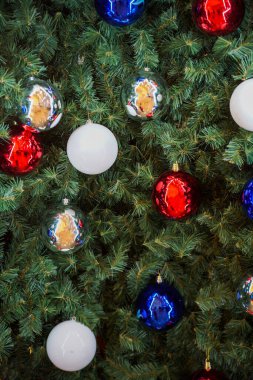 Noel ağacının arka planında Noel oyuncakları