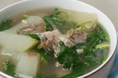 Baharatlı domuz eti kemik çorba biber serpin