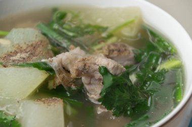 Baharatlı domuz eti kemik çorba biber serpin