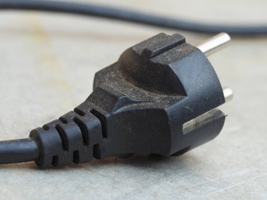 Elektrik prizi metal masada siyah ve kirliydi.