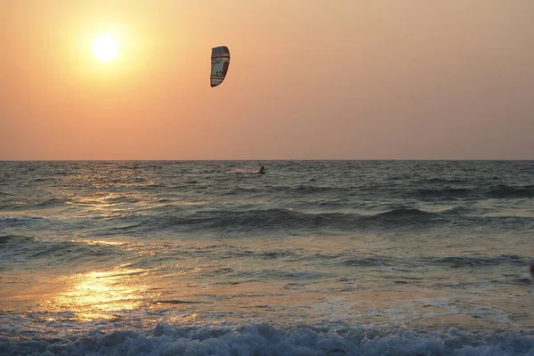 Silueta Muže Který Jezdí Moři Kitesurfu Paprscích Zapadajícího Slunce Extremní — Stock fotografie