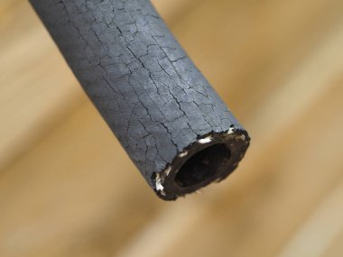 Çatlak yüzeyi olan kauçuk bir hortumu kapat