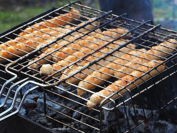 Jugosas salchichas deliciosas se fríen en carbones en el verano en un picnic — Foto de Stock