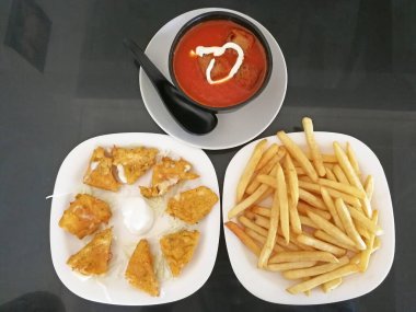 Domates çorbası, patates kızartması ve haşlanmış peynir.