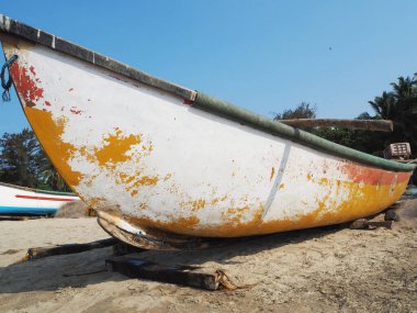 Kumsalda duran eski bir balıkçı teknesinin alt manzarası..