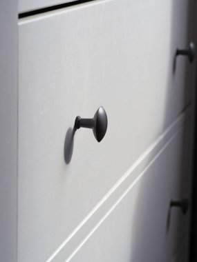 Beyaz, modern, ahşap bir çekmecenin parçası.