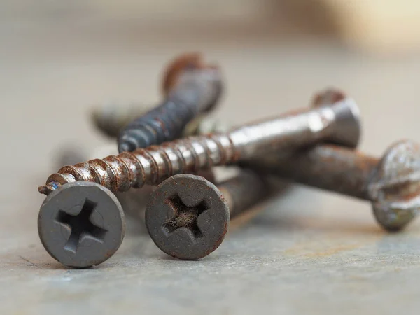 Tornillos Con Signos Óxido Yacen Sobre Fondo Metálico — Foto de Stock