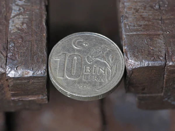 Монета Турецьких Бін Ліра Затиснута Візі Концепція Фінансових Економічних Проблем — стокове фото