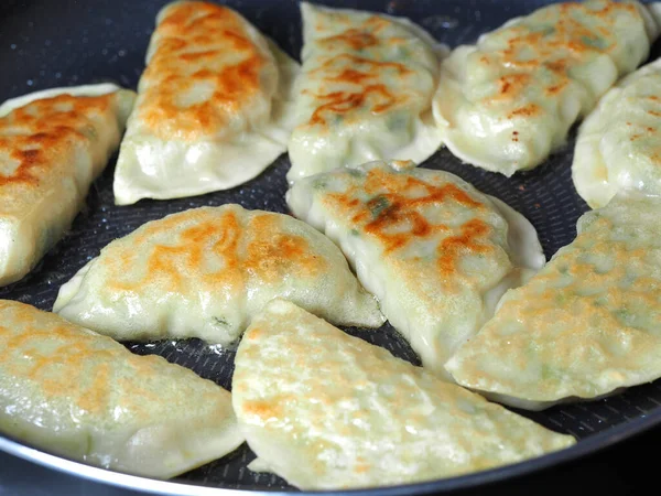 饺子放在锅里煎 亚洲菜 有各种各样的填充物 Fried Gyoza — 图库照片