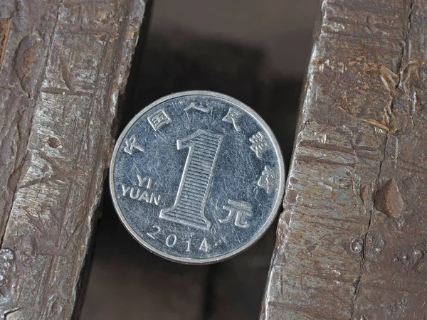Moneda Yuan Sujeta Una Visera Metal Moneda Bajo Embestida Concepto — Foto de Stock