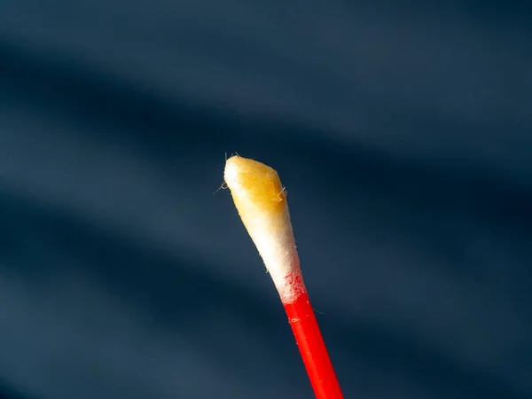 Sucio Marrón Cera Oreja Algodón Hisopo Blanco Palo Macro Cerca — Foto de Stock