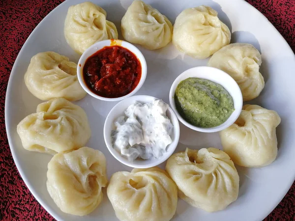 Gedämpfte Traditionelle Nepalesische Momos Knödel Werden Mit Verschiedenen Soßen Serviert — Stockfoto