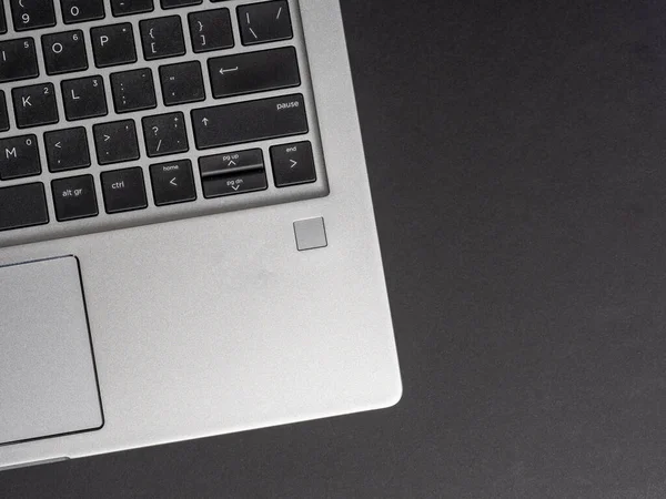 Silver Laptop Lies Open Dark Background Top View Copyspace — Stock Photo, Image