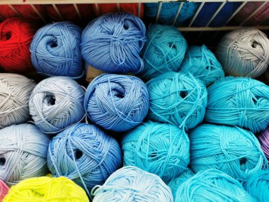 farklı renkler örmek için iplik topları.