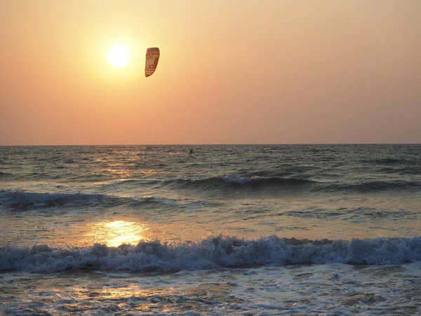 Silueta Muže Který Jezdí Moři Kitesurfu Paprscích Zapadajícího Slunce Extremní — Stock fotografie