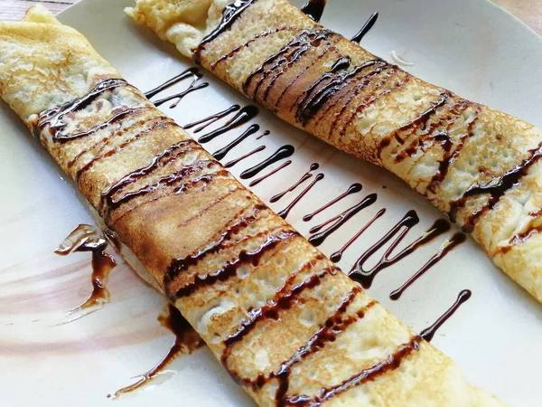 Pannenkoeken Gerold Een Buis Liggend Een Bord Gegoten Met Chocolade — Stockfoto