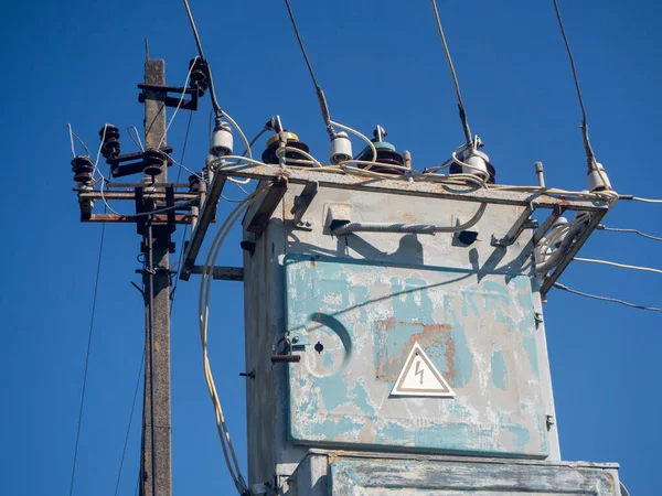 夏天的一个晴朗的日子 在蓝天的映衬下 老旧生锈的变电站关闭了 — 图库照片