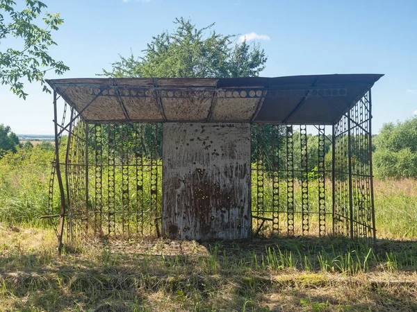 Velho Enferrujado Ponto Ônibus Abandonado Campo Dia Claro Verão — Fotografia de Stock