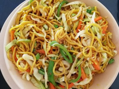 Bir kafede yakın mesafeden servis edilen sebzeli erişte kasesi. Lezzetli Asya mutfağı. Kapat, üst görünüm