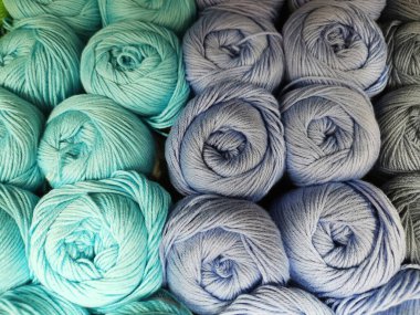 Örgü örmek için yakın plan iplik. İplik topları, bir şeyler yaratmak için malzeme..