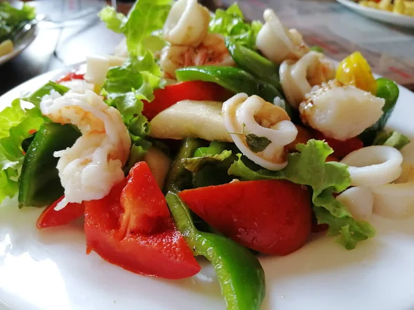 Primer Plano Mezcla Camarones Ensalada Mariscos Verduras Frescas Comida Deliciosa — Foto de Stock