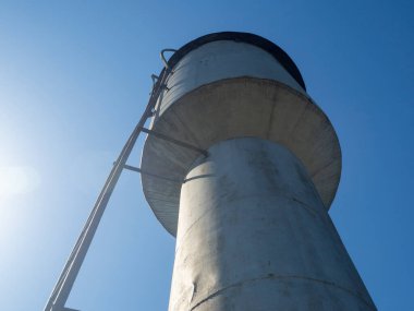 Yazın Rusya kırsalında güneşli bir günde Eski bir metal su kulesinin alt manzarası.