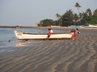 GOA, INDIA, 27.02.2020 balıkçılar denize açılmadan önce balıkçı ağlarını tekneye yüklerler.