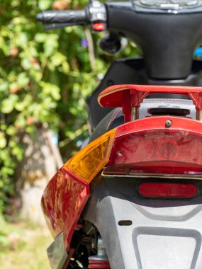 Scooter 'ın arka görüntüsü. Çerçevedeki scooter 'ın yarısı