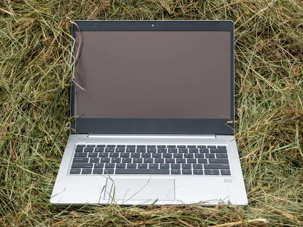 Open Silver Laptop Lying Haystack Close Modern Technologies Rural Areas — Stock Photo, Image