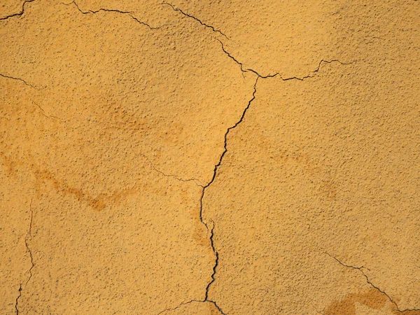Turuncu Boyalı Çatlaklarla Boyanmış Duvar — Stok fotoğraf