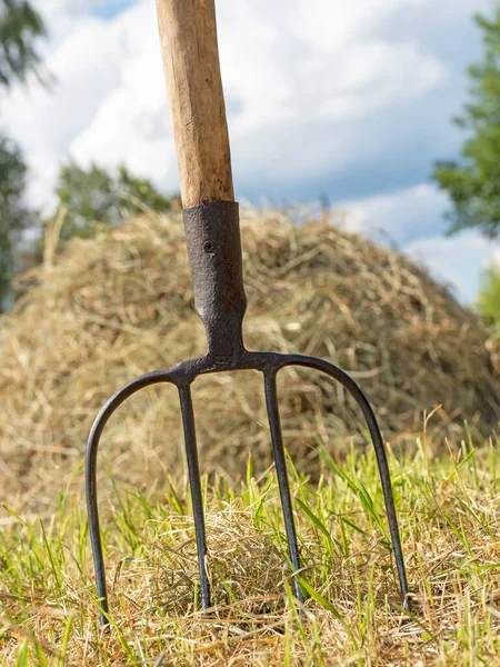 Högaffel För Jordbruket Fast Marken Mot Bakgrund Höstack — Stockfoto