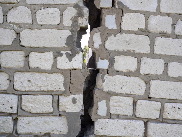 Стіна Бетонних Блоків Величезною Тріщиною — стокове фото