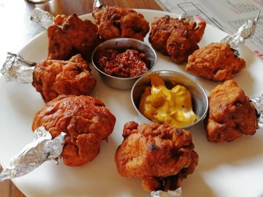 Tavuk lolipop, tavuk kanadı, tandır tavuğu. Meşhur Hint yemeği, gümüş folyoyla kaplanmış kızarmış tavuk.