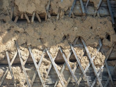 Eski ahşap duvar kil ve samanla kaplı.